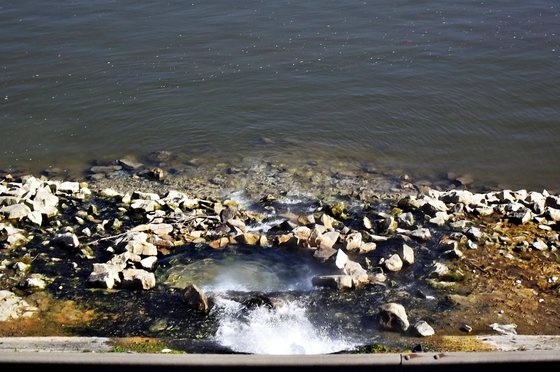 nevetnijo: kifolyó gyógyvíz - indafoto.hu