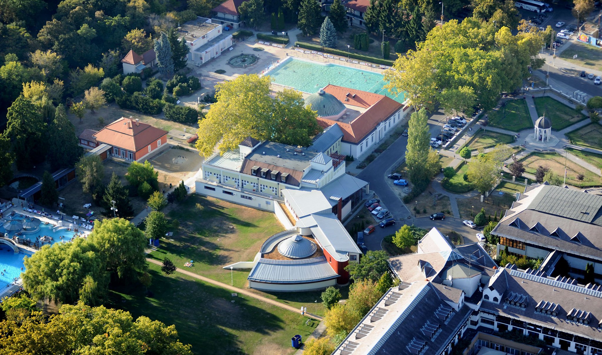 2638 Eger gyogyfurdo es a Hotel Flora  H.Szabo Sandor felvetele