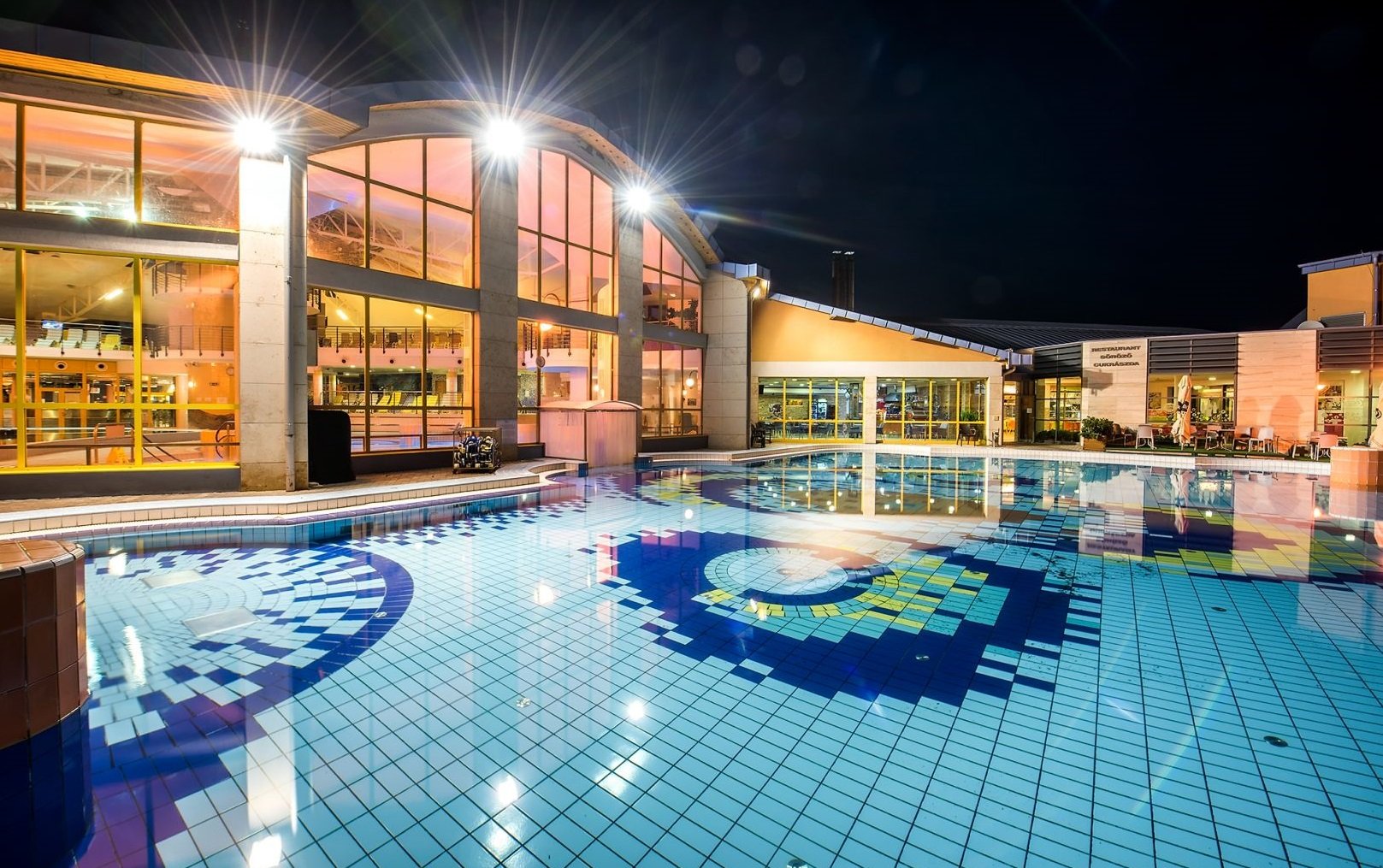 Sárvár esti fürdőzés