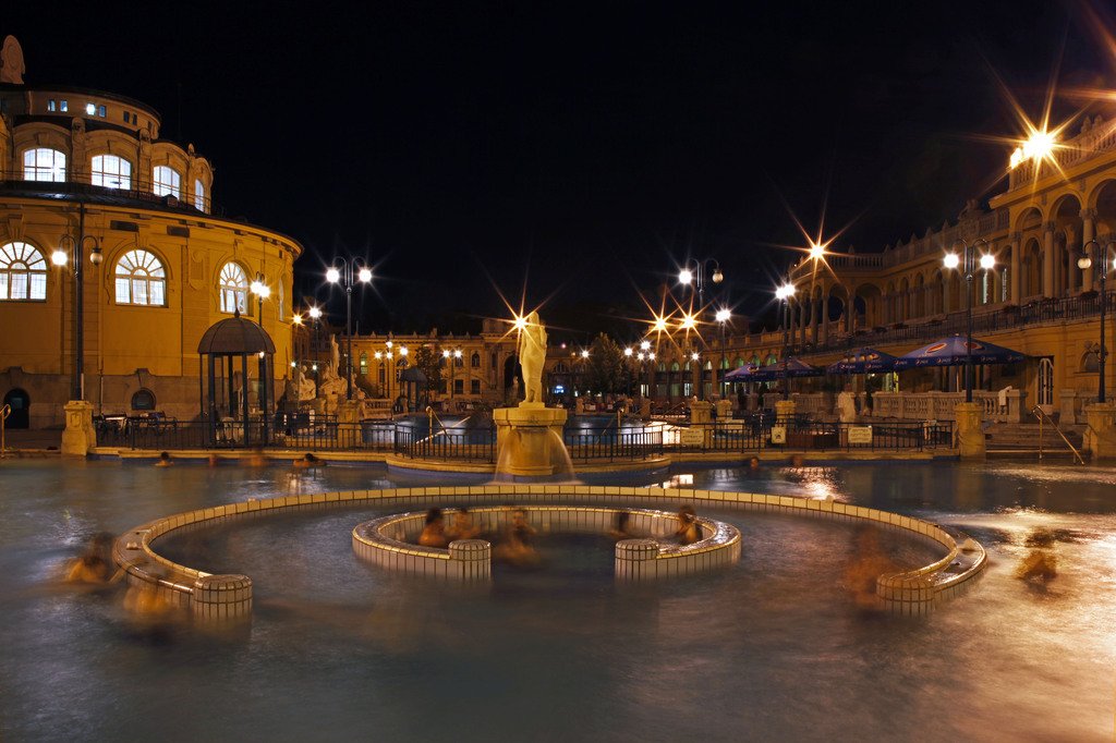 Széchenyi esti fürdőzés